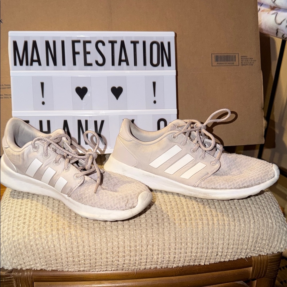 Women’s Adidas Cloudfoam Sneakers size 9 - Picture 4 of 9